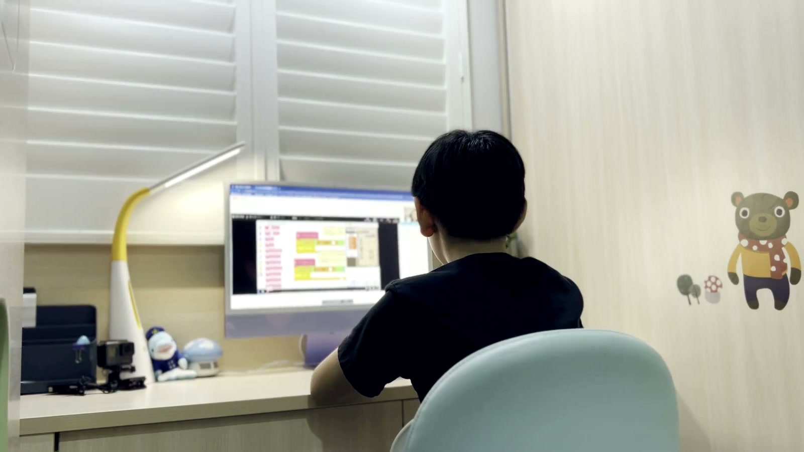 橘子蘋果線上課真實畫面：孩子在家專注上課，螢幕上是課程與老師視窗