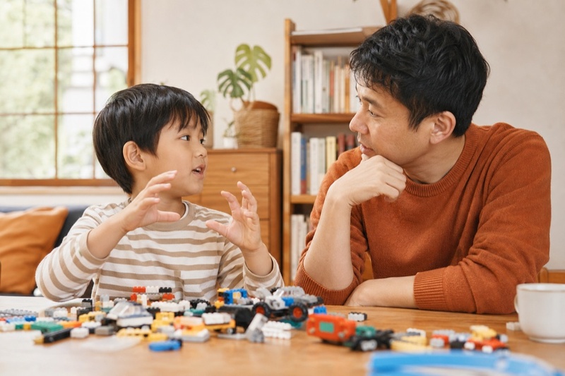 家長與孩子在回家路上聊試聽課的內容，孩子邊比劃邊描述自己做了什麼